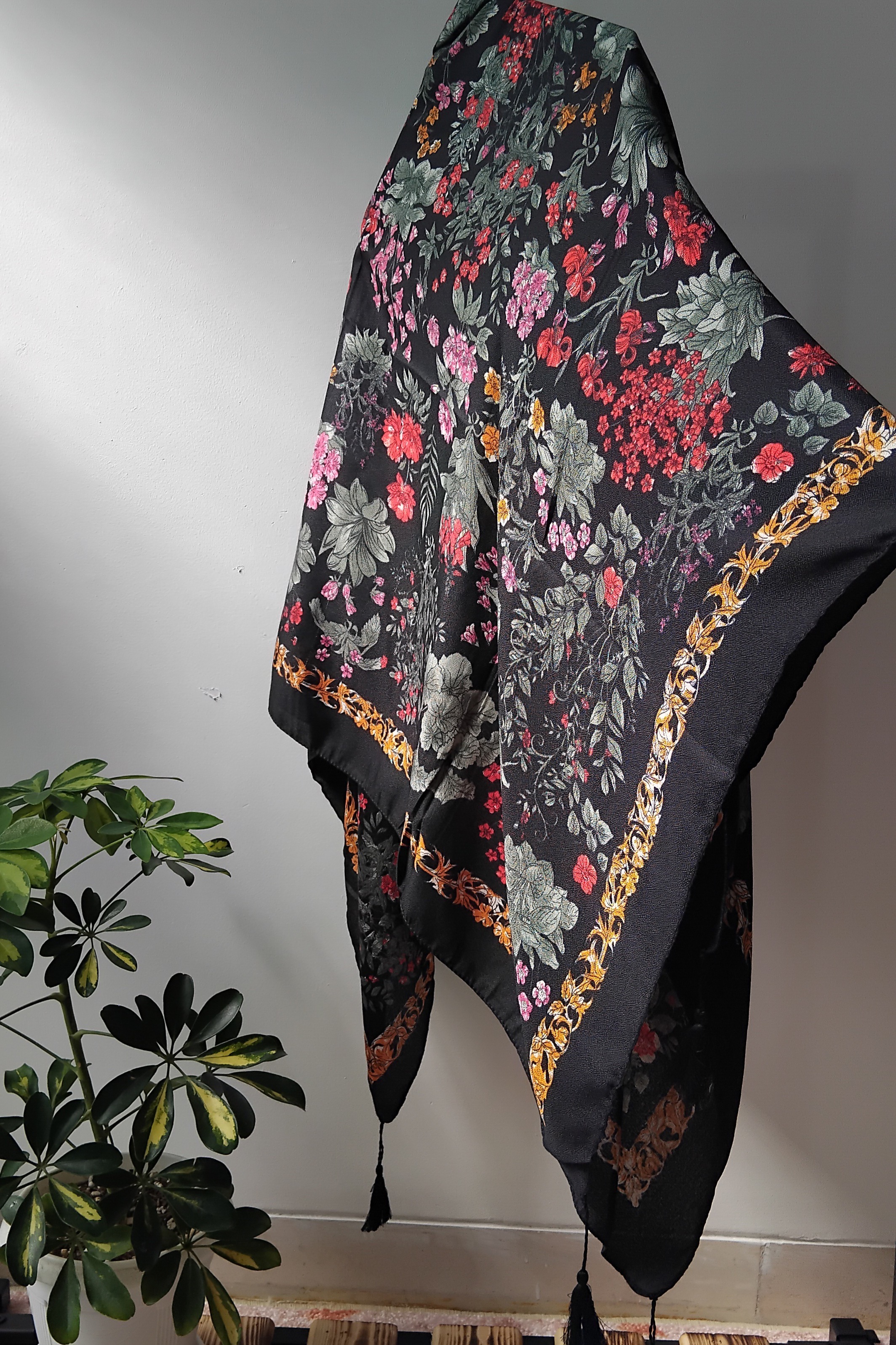 روسری سیااسکارف مشکی قرمز