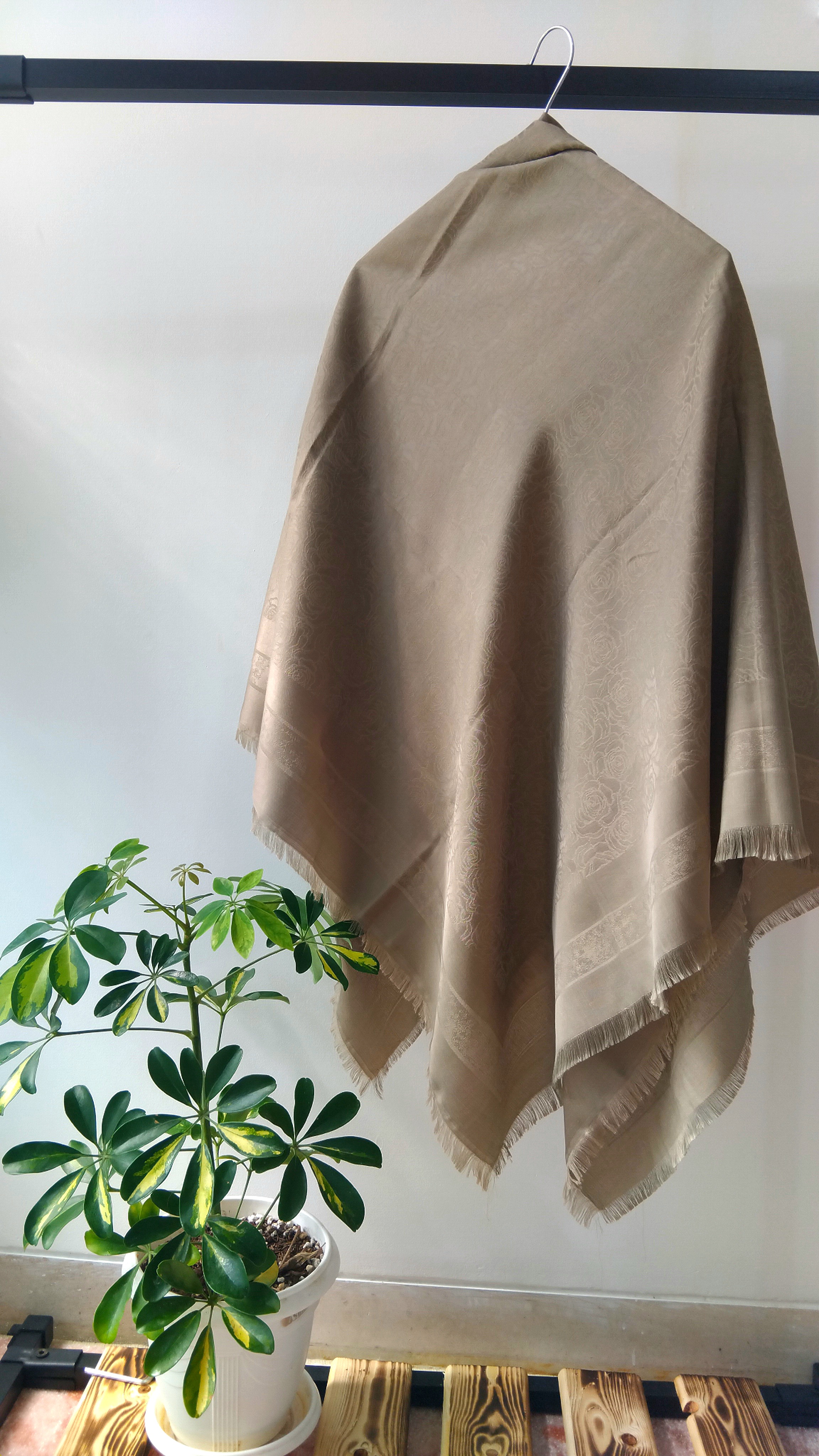 روسری نخ ژاکارد نسکافه ای روشن