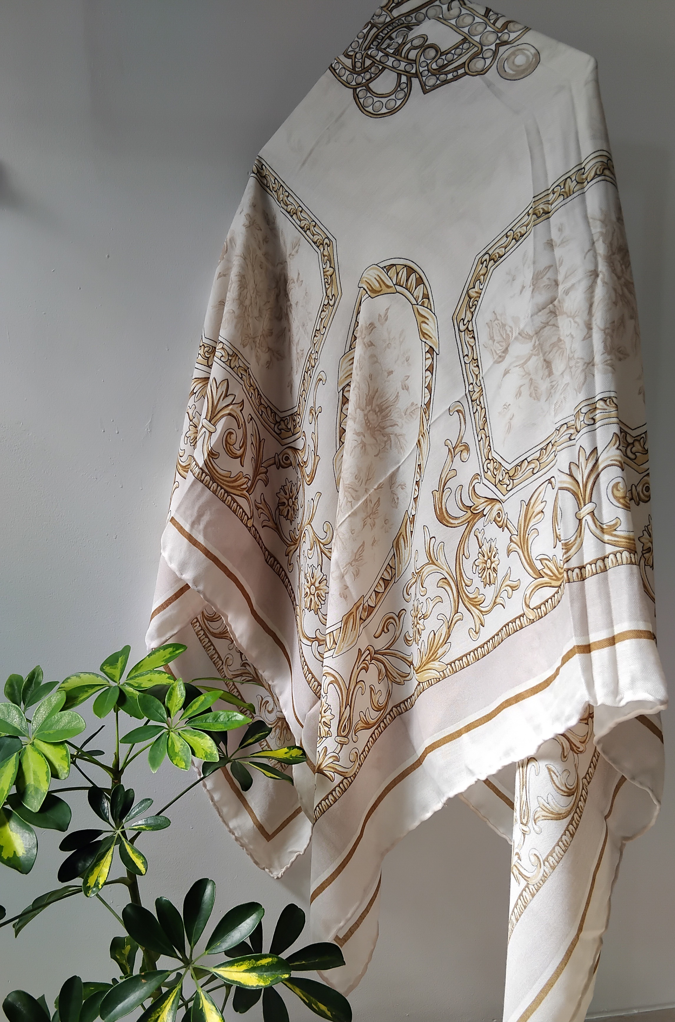 روسری نخی سلطنتی(کرم)