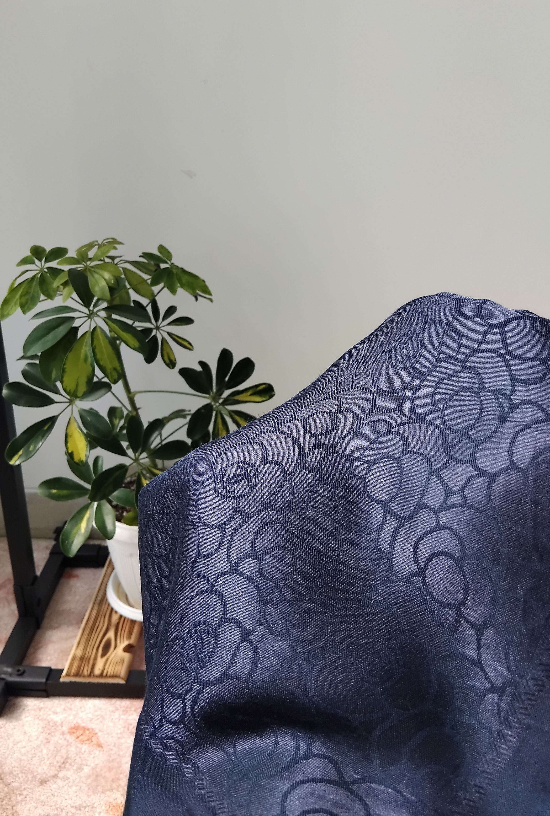 روسری نخ ابریشم سورمه ای